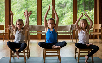 Детская йога со стулом